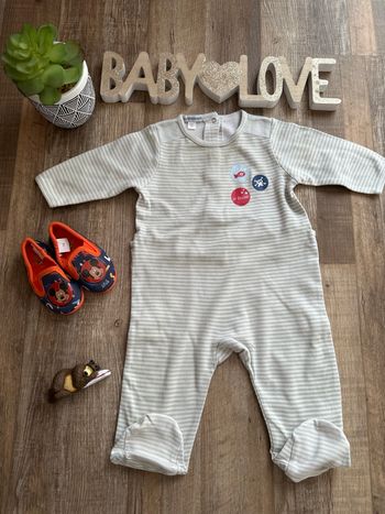 - Pyjama  Vertbaudet  - 9 mois - bon état, tache 