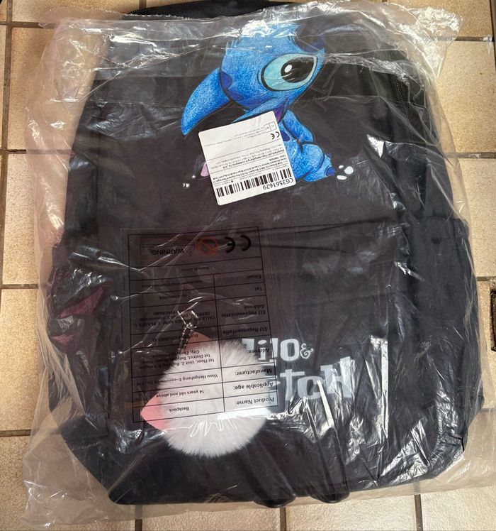 Sac à dos noir STITCH pour filles ou garçons (38 X 28 x 11 cm) Neuf juste déballé pour la photo - photo numéro 6