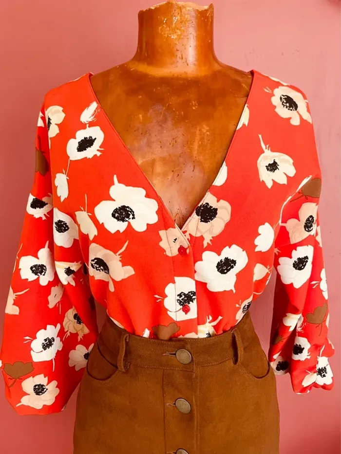 Magnifique blouse rouge-corail à fleurs - photo numéro 3