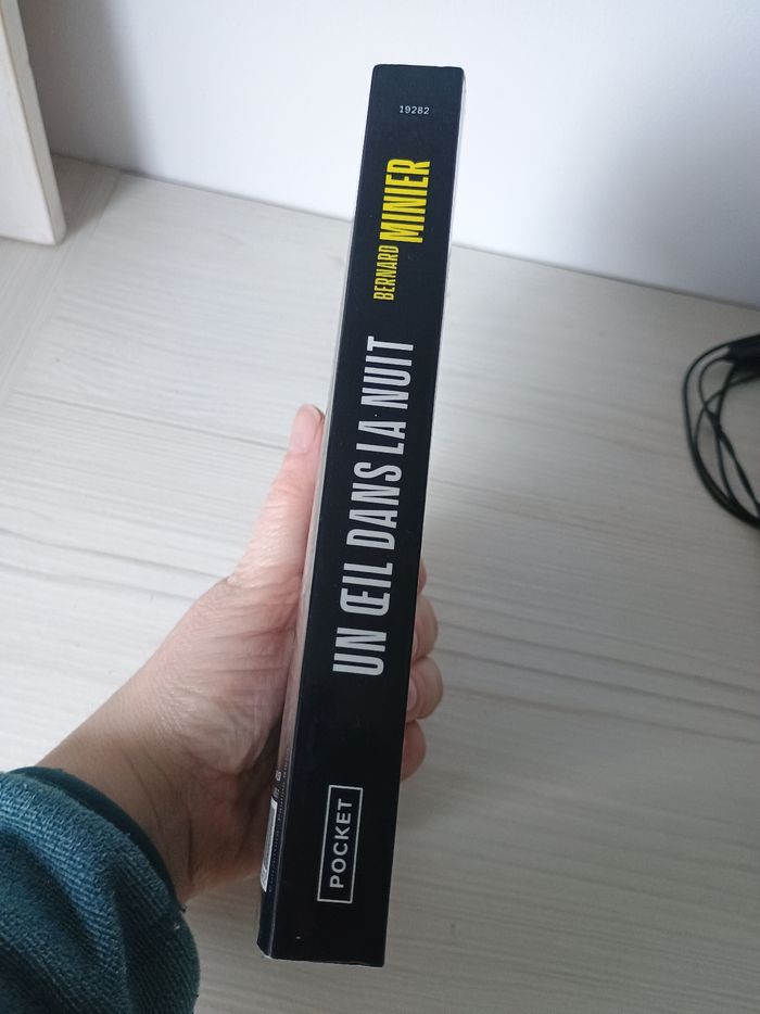 Livre un oeil dans la nuit Bernard Minier - photo numéro 3