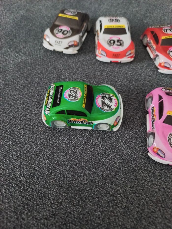 Petites voitures en plastique - photo numéro 2