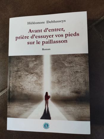Livre avant d'entrer, prière d'essuyer vos pieds sur le paillasson ( heleonore Debhauvys)