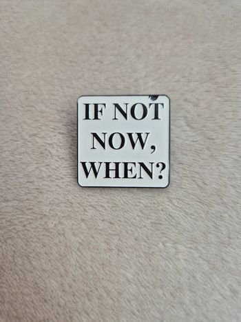pin's broche carré blanc message " if not now,when? "