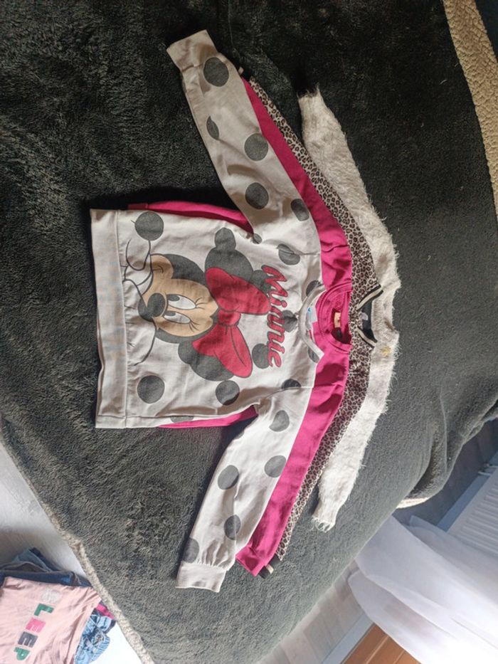 Lot 3pulls et 1 veste T6 ans en très bon état - photo numéro 5