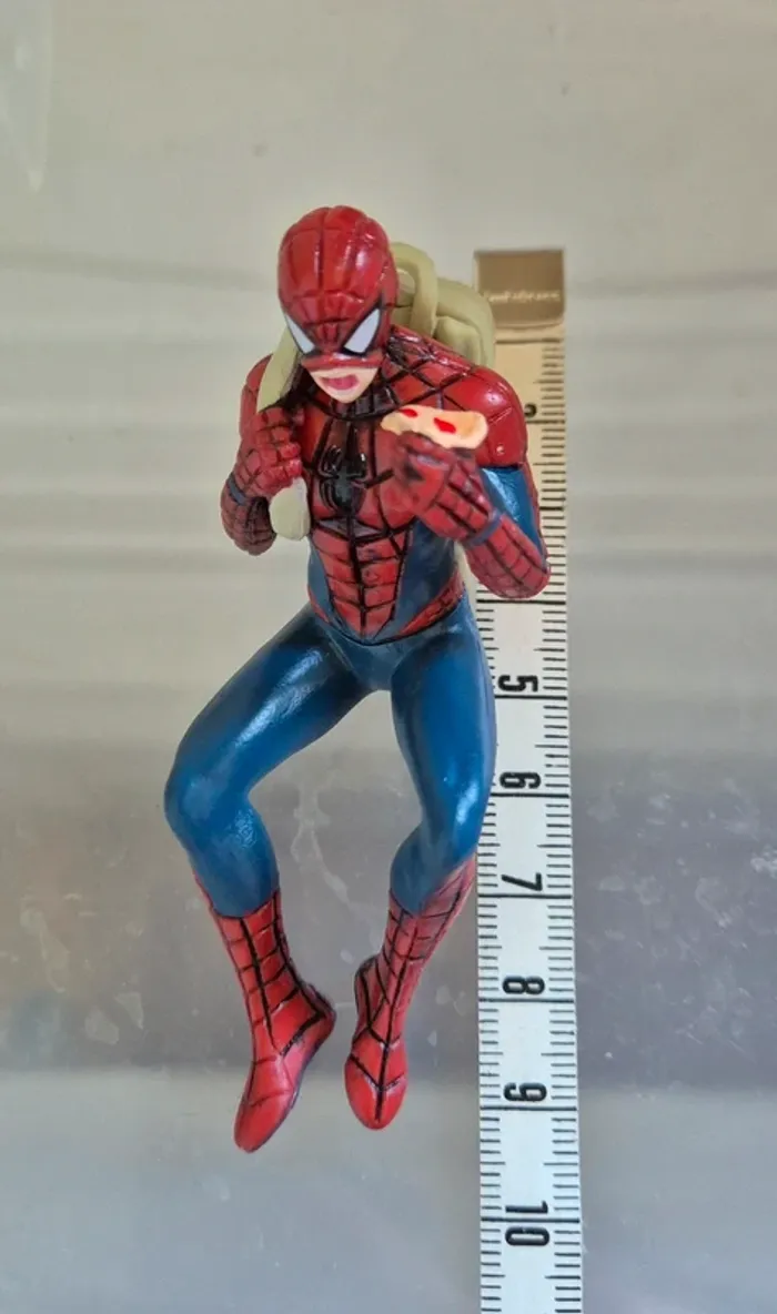 Figurine Spiderman qui mange une pizza 🍕. - photo numéro 8