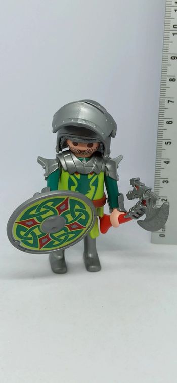 Homme chevalier motif dragon vert avec bouclier rond et arme playmobil