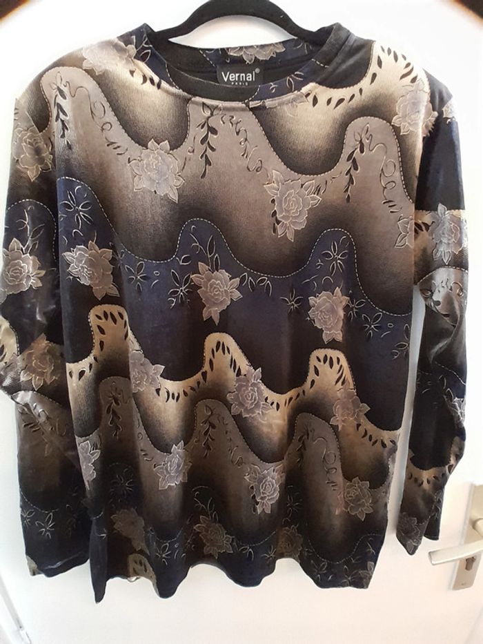 Haut femme,imprimé fleurs, (tons noir, violet, crème, doré) taille TU, Marque Vernal - photo numéro 2