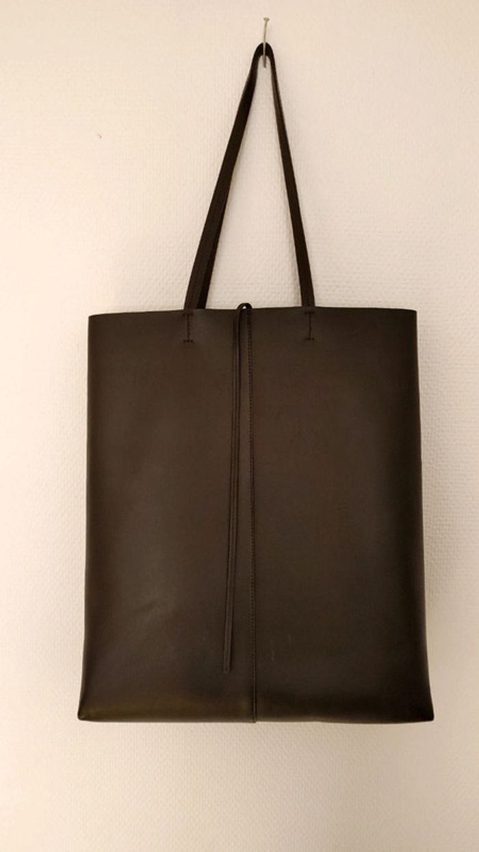 Élégant sac en cuir noir tout en sobriété - photo numéro 4