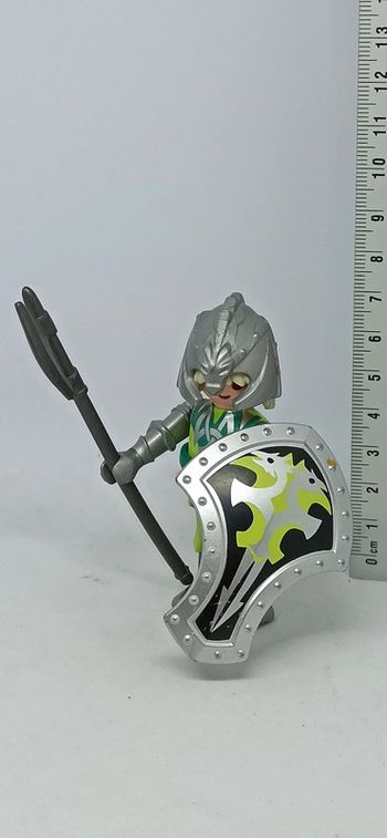 Chevalier armure verte avec grand bouclier et arme playmobil