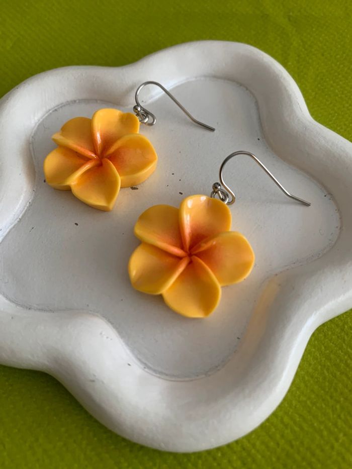 Boucles d’oreilles fleur d’hibiscus jaune en résine - photo numéro 5