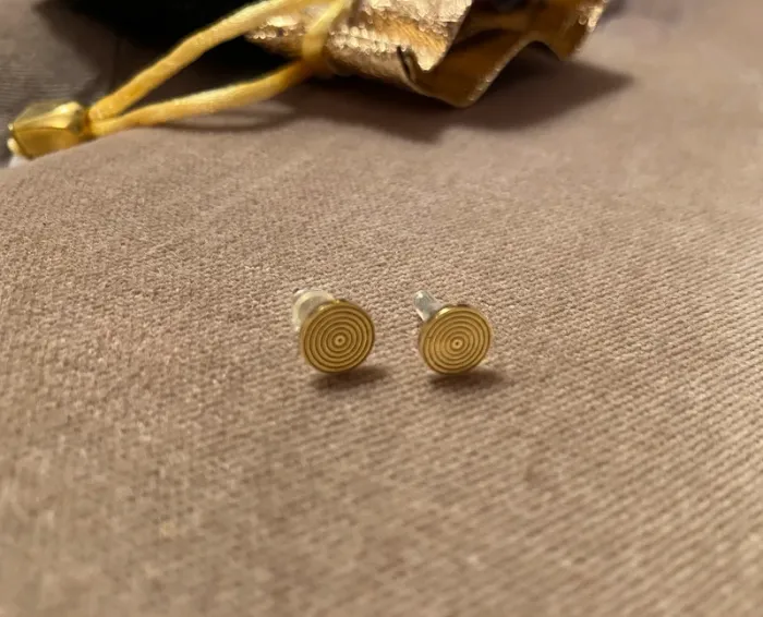 paires de petites boucles d’oreilles dorées