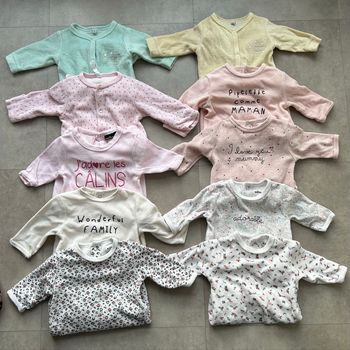 Lot vêtements bébé fille taille 1 mois (pyjamas, bodies, ensembles)
