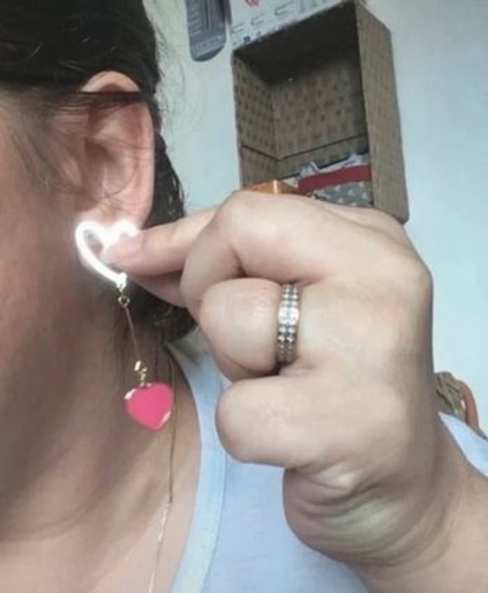 Boucles d’oreilles pendantes NEUVES pour femme en forme de cœur 💖 couleurs fuchsia et doré - photo numéro 4