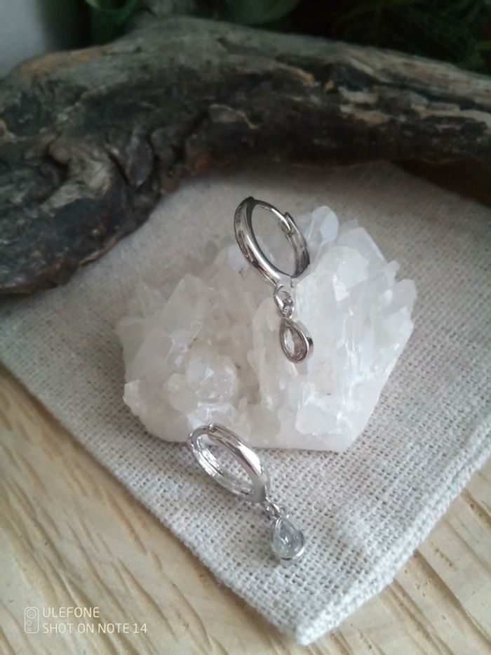 Petites créoles gouttes argentées