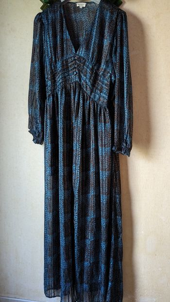 Robe mi-longue, à manches 3/4.