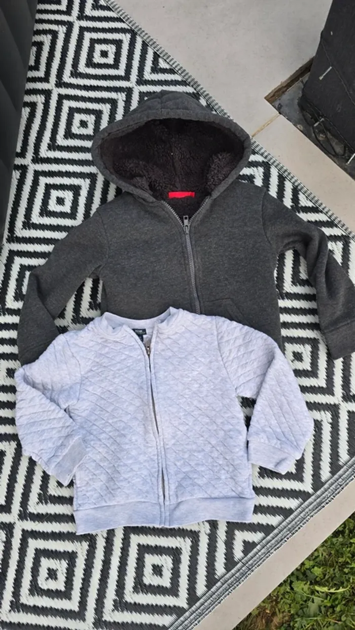 Lot de 2 gilets zippés taille 4 ans gris fourré chaud kiabi tissaia