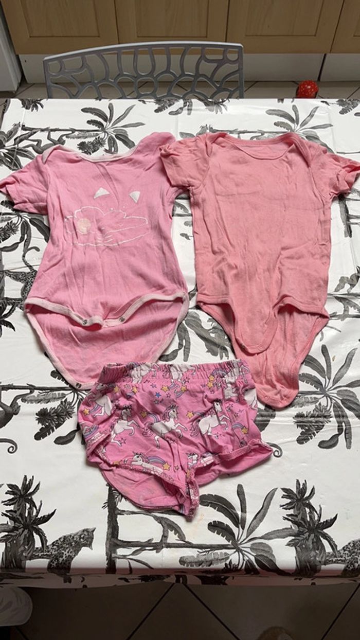 Lot bodies avec un short 2 ans