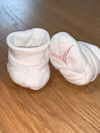 Chaussons montants bébé garçon Levi´s Blanc rouge  Visuel broderie arcuate sous pied