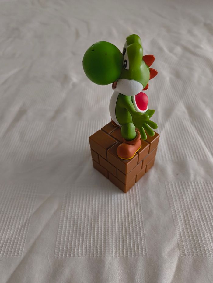 Figurine yoshi socle brique - photo numéro 2