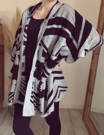 Cape / poncho / gilet cardigan gris et noir capuche