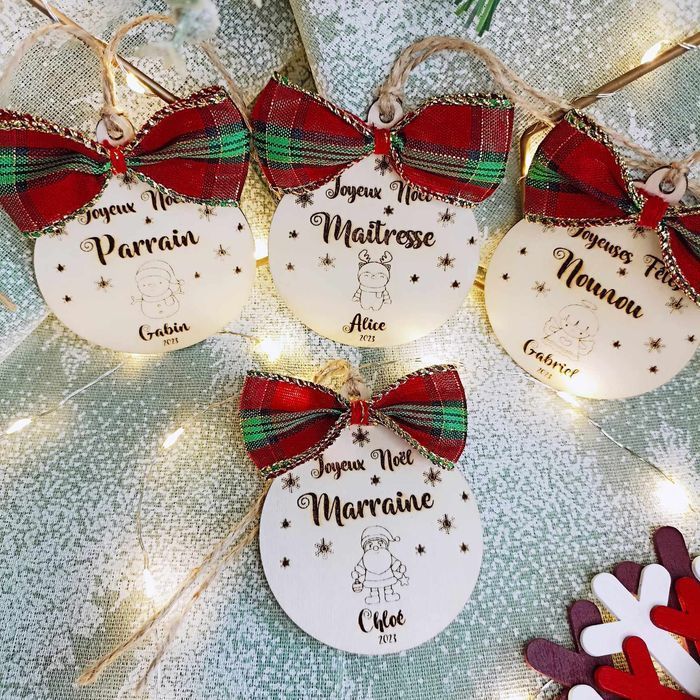 Boule de Noël en bois Maîtresse, nounou, Atsem, parrain, marraine _ Cadeau maîtresse