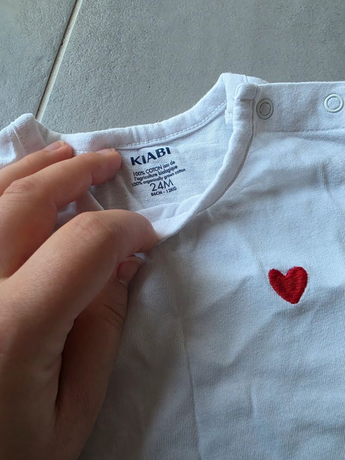 t-shirt kiabi comme neuf coeur 24 mois - photo numéro 3