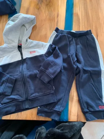 Survêtement Hugo Boss taille 3 ans