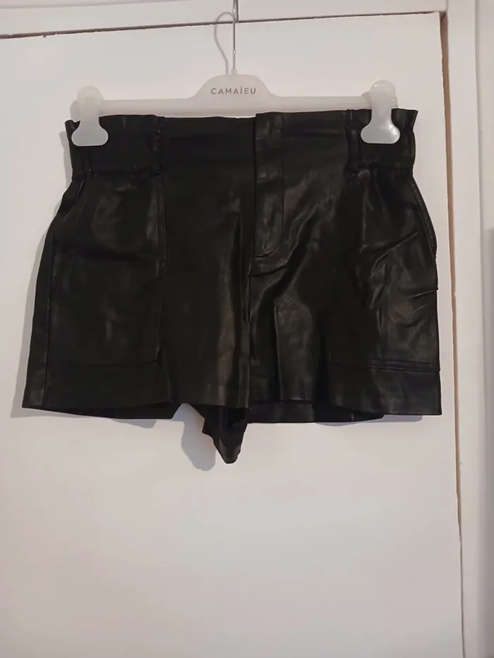 Short semi-cuir