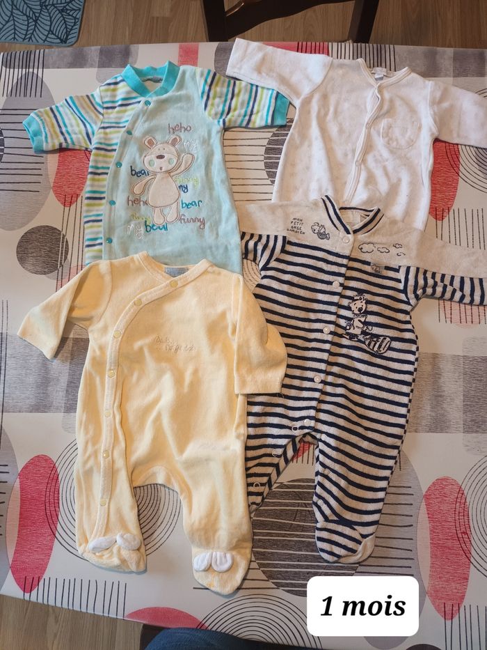 Lot 4 pyjamas qui s'ouvrent devant Taille 1 mois