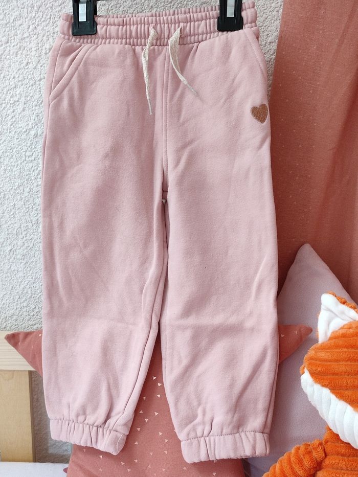 Pantalon jogging - Polaire à l'intérieur - Rose pâle avec cœur - 23 mois - Très bon état - Orchestra - photo numéro 2