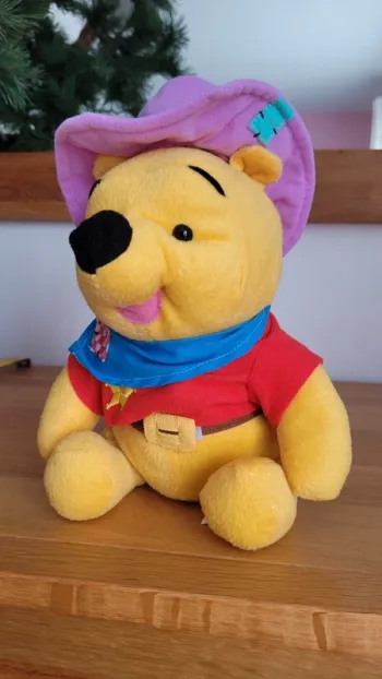 Peluche Winnie l’Ourson en tenue de shérif