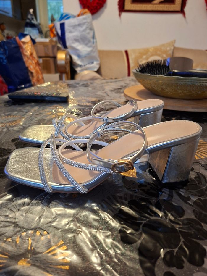 Chaussure femme grise neuf taille 38 tallon 7 cm prix 8 euro - photo numéro 2