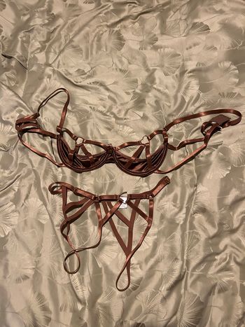 sexy satinée – Style harnais – Couleur chocolat/cuivré