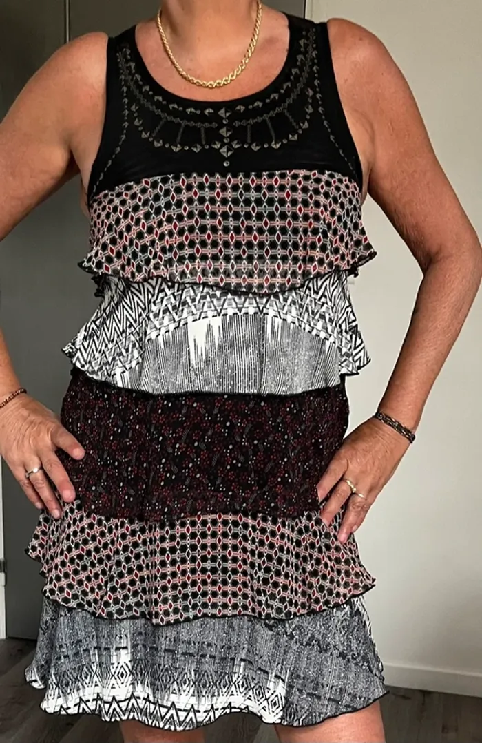 Jolie robe été lmv à volants taille 36-38 beg teille haut