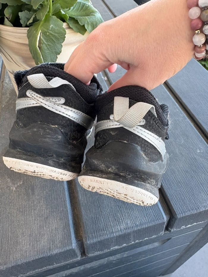 Paire de basket Nike enfant, taille 28 - photo numéro 3