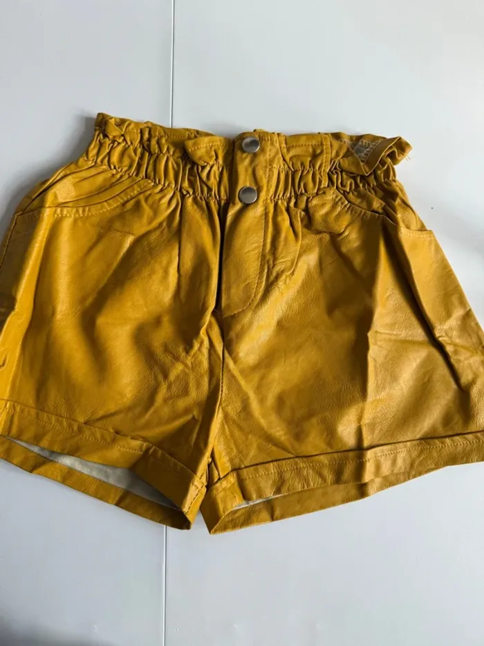 Short simili cuir moutarde en très bon état taille 34-36