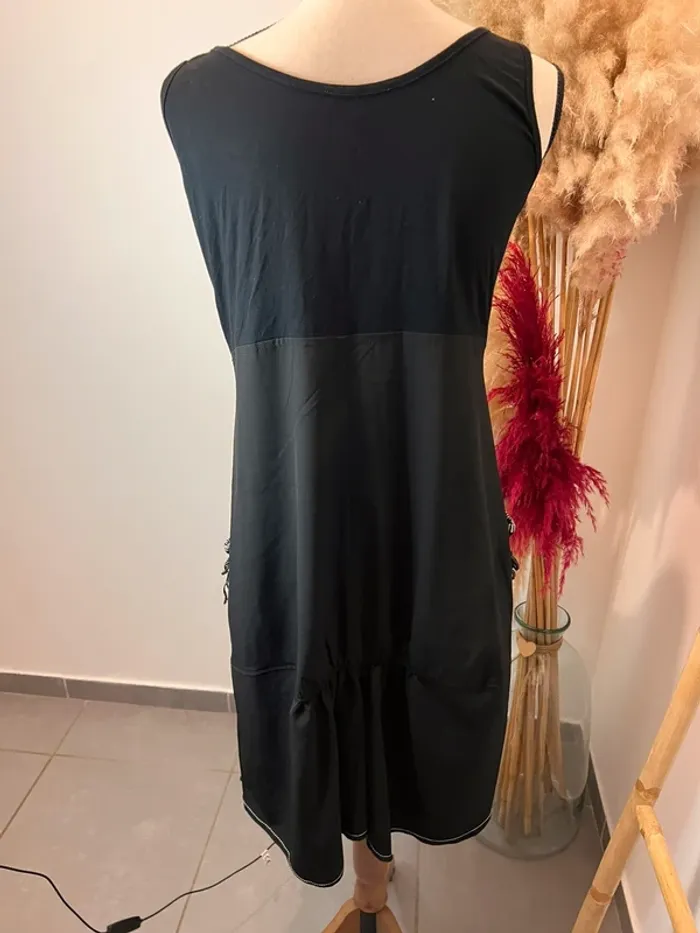 Robe noire mi longue - photo numéro 6