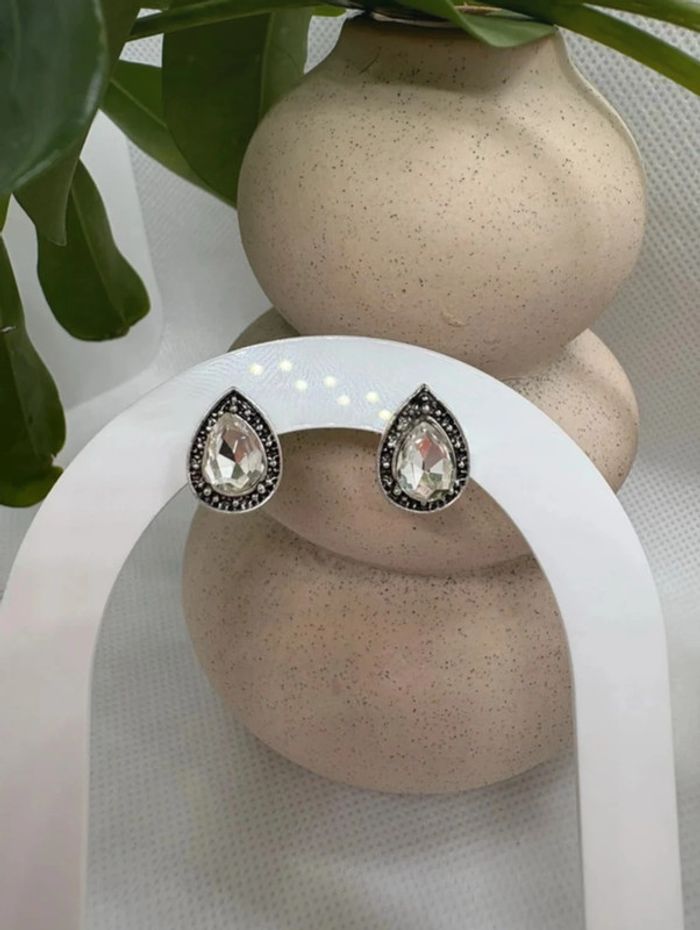 Boucle d'oreille façon goutte d'eau