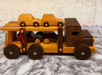 Grand camion transporteur en bois 