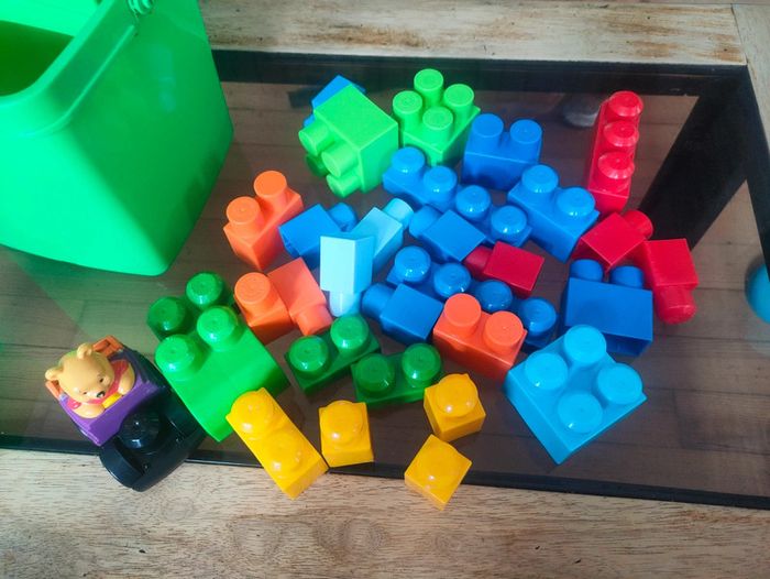 Seau plein de Blocs de constructions - photo numéro 2