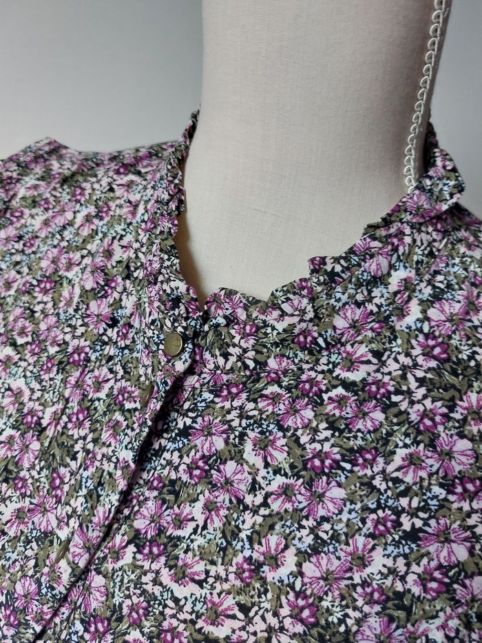 Jolie chemise fleurie - photo numéro 2