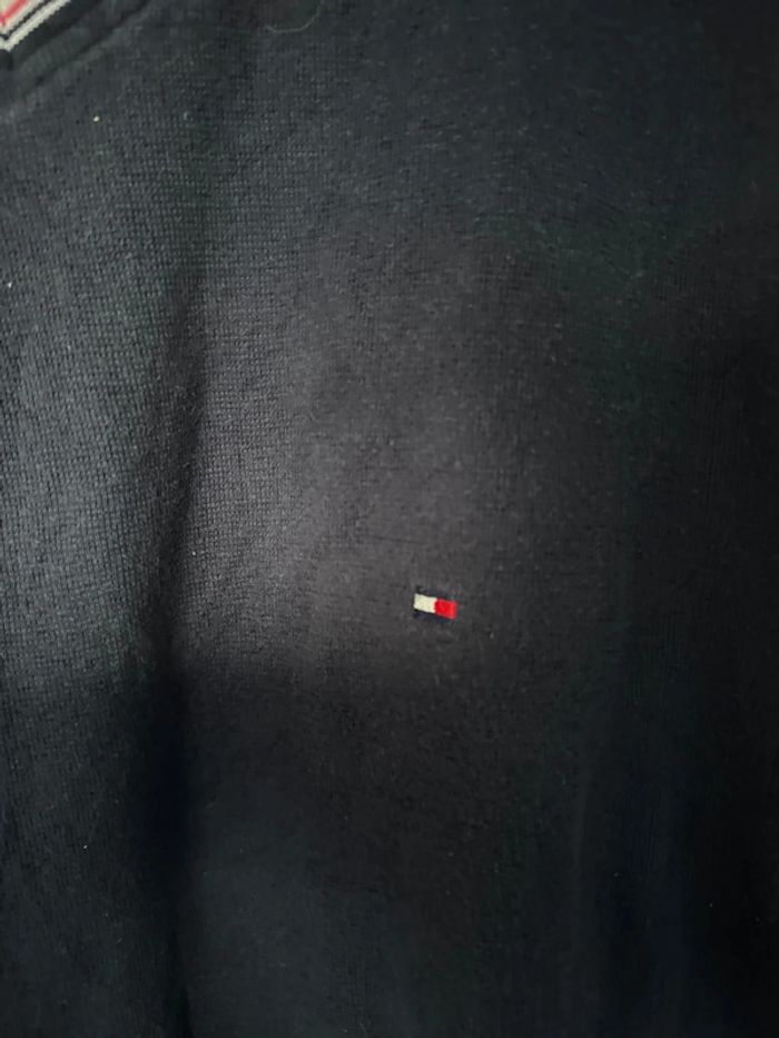 T-shirt épais Tommy Hilfiger à col V – Taille L – Très bon état - photo numéro 5