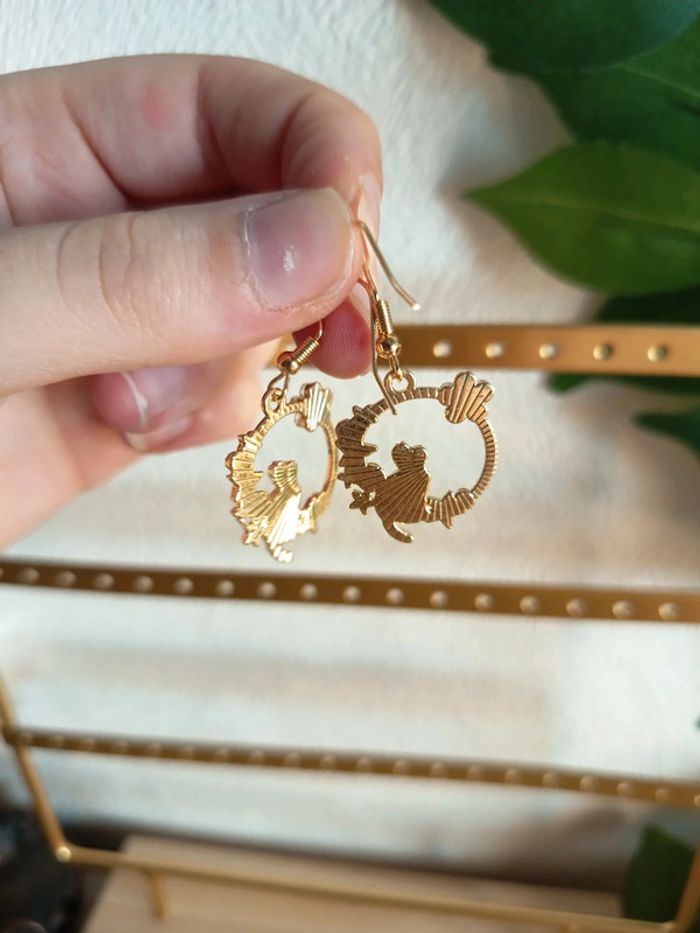 Boucles d’oreilles pendantes – Chat, étoiles et fleur - photo numéro 3