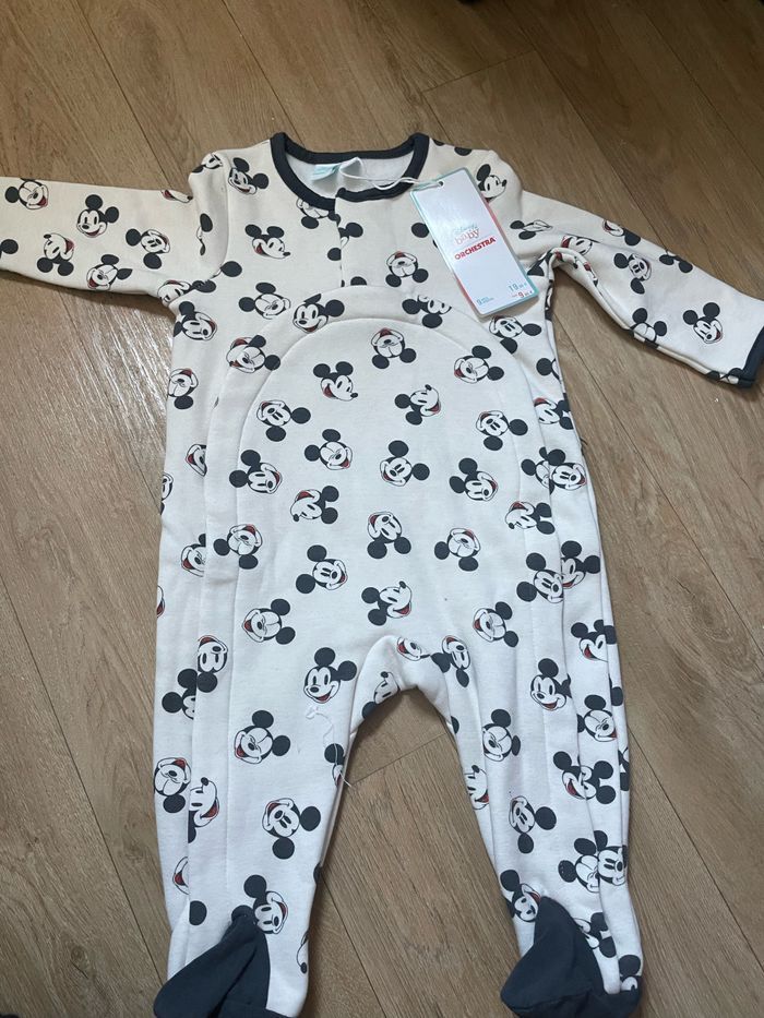 2 pyjamas neufs taille 9 mois