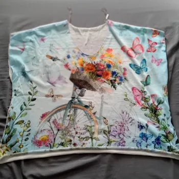 Top coloré avec son débardeur blanc