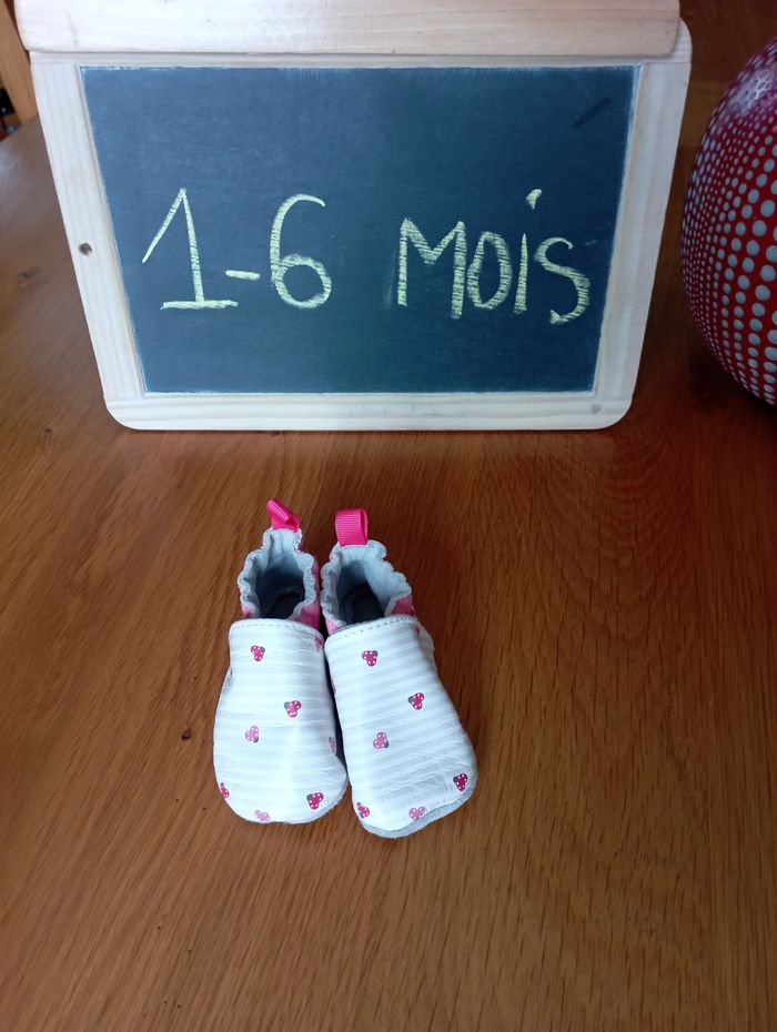 Petits chaussons Obaïbi 1-6 mois en cuir en très bon état