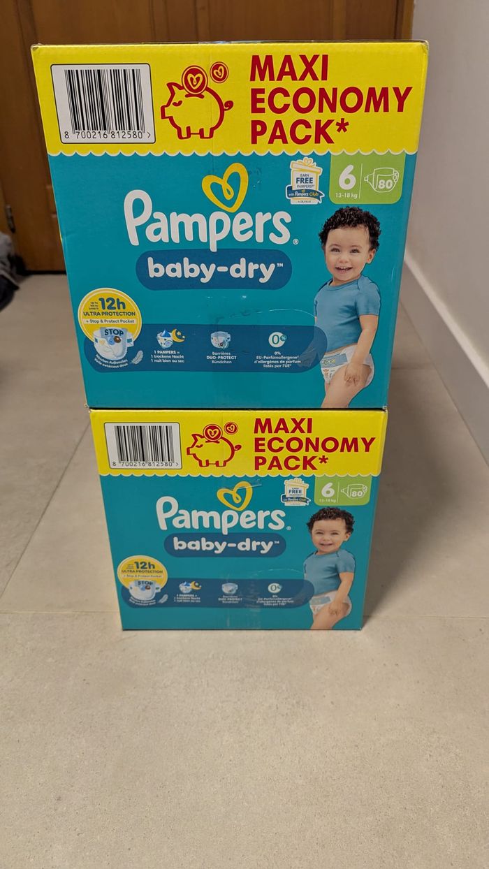 Lot de deux cartons de pampers taille 6