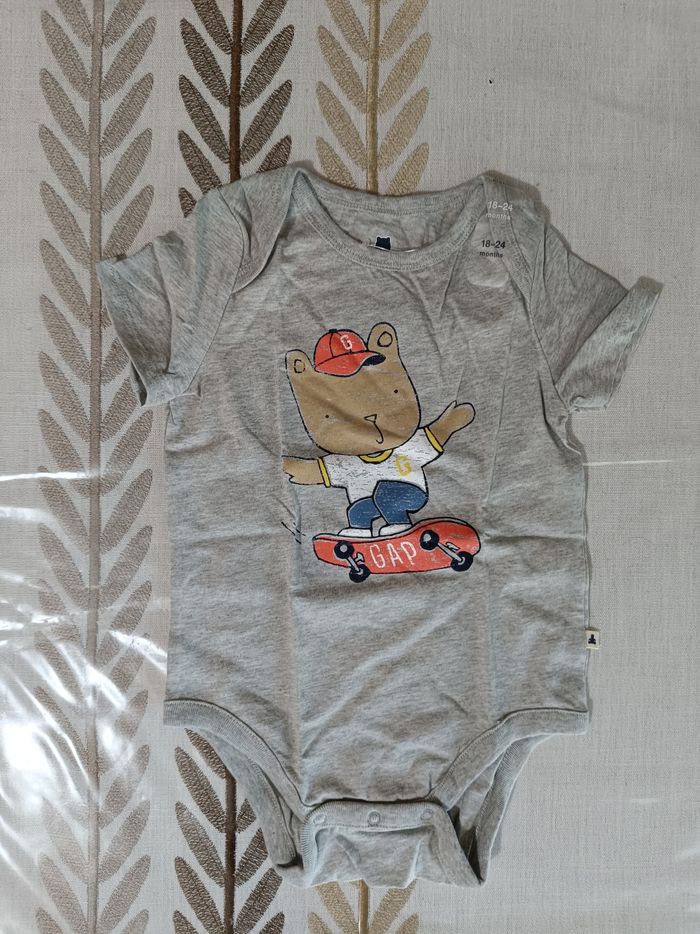 GAP body gris ourson skater garçon