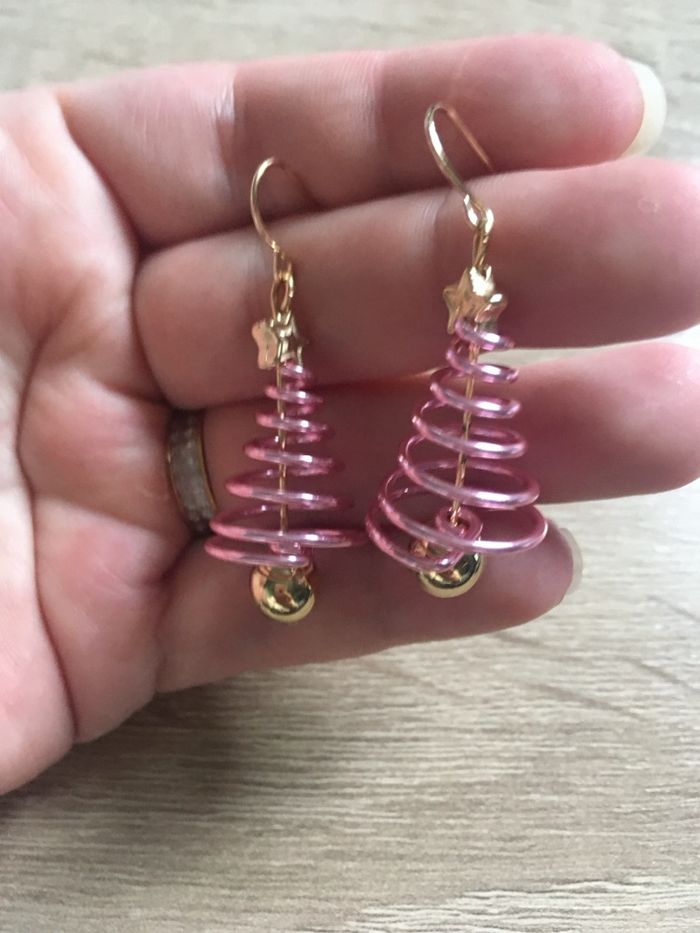 Boucles d’oreilles NEUVES pour femme forme sapin Noël 🎄 couleurs rose et doré - photo numéro 3