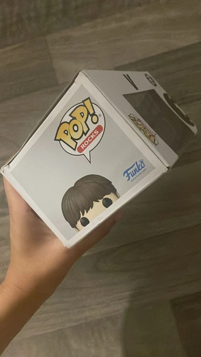 Funko Pop! Rocks BTS – V (#284) - photo numéro 4
